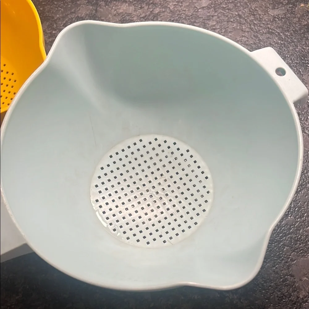 Vintage Tupperware Yellow and Light Blue Strainer Set. 7&8 inch